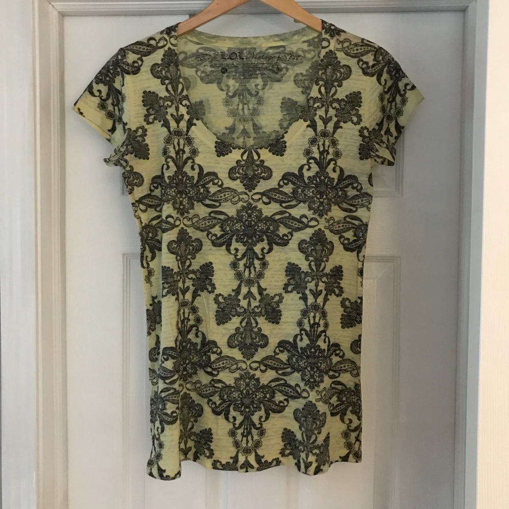 *DOWNSIZING*MAKE AN OFFER* Yellow T-shirt